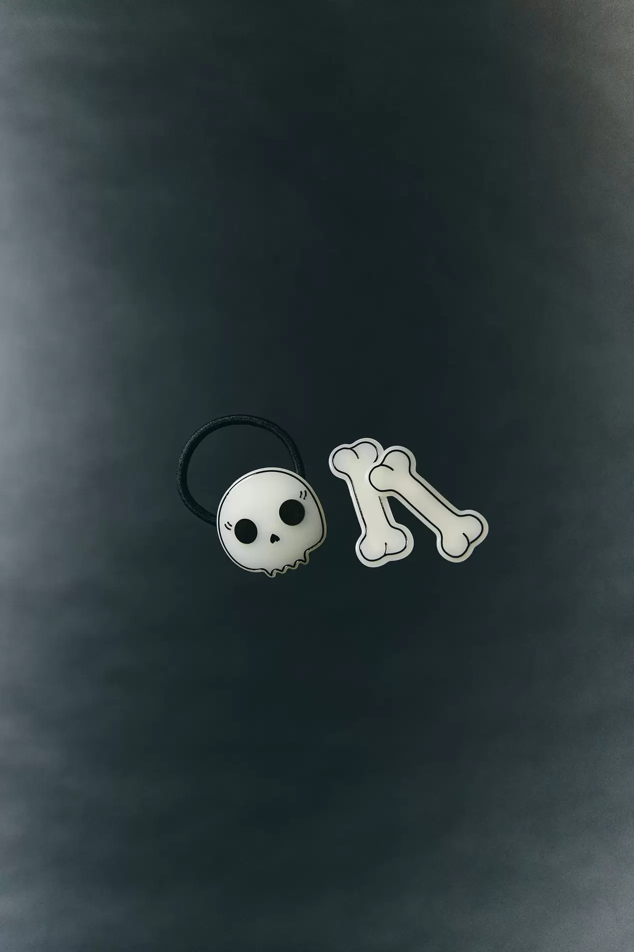 자라에서 GLOW-IN-THE-DARK SKULL HAIR TIE AND BONE HAIR CLIP SET 15900원 제공