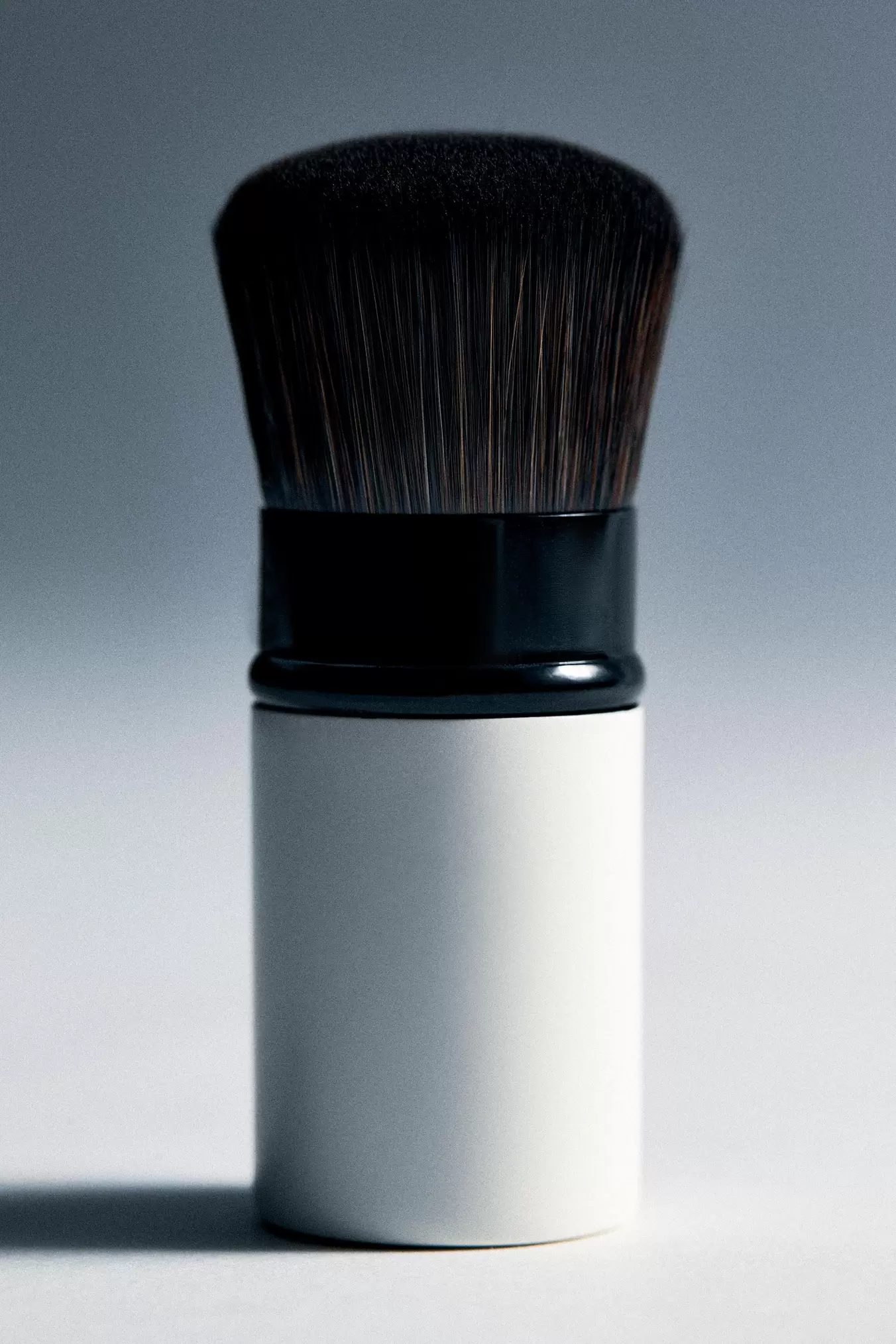 자라에서 RETRACTABLE KABUKI BRUSH 29900원 제공