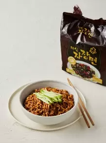 초록마을에서 채식 자장면(108g&times;4입) 5600원 제공