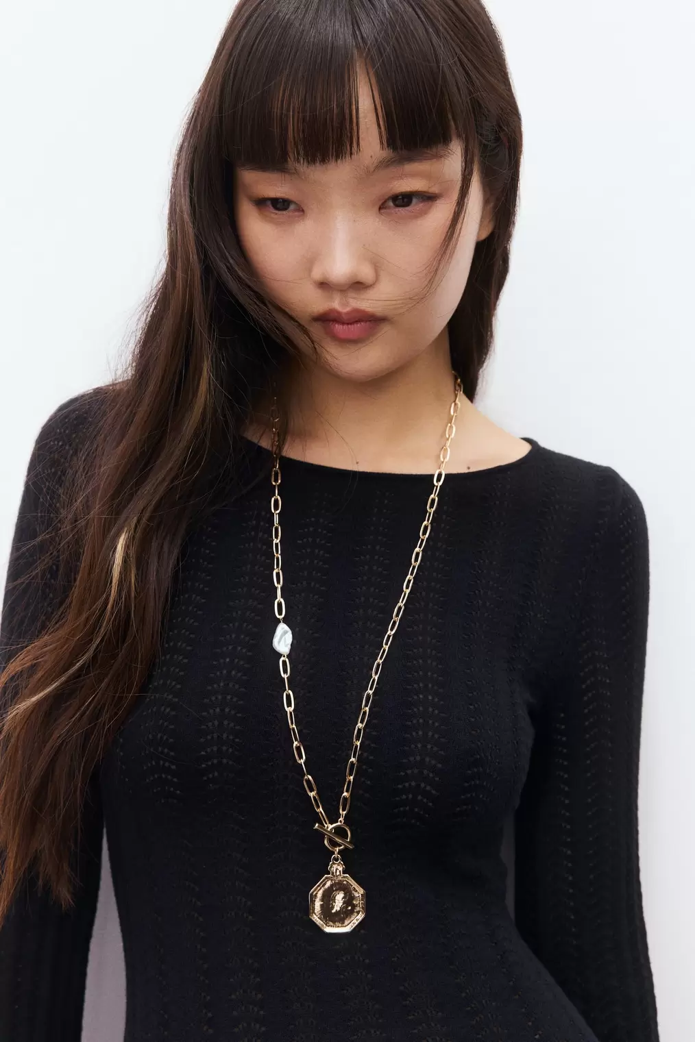 H&M에서 T바 펜던트 목걸이 19900원 제공